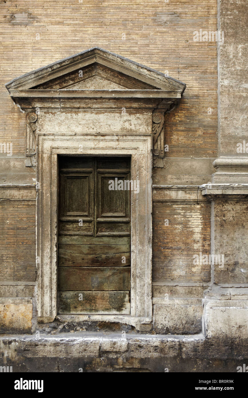 Vecchia porta rustico in Roma, Italia Foto Stock