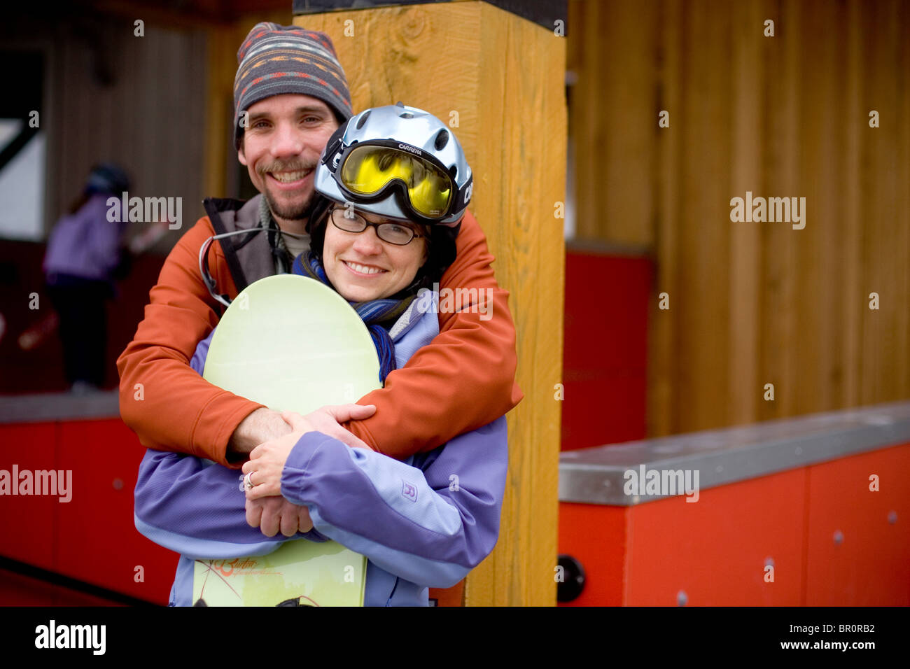 Una giovane coppia abbraccio mentre è in vacanza a Sunday River Ski resory a Bethel, Maine. Foto Stock