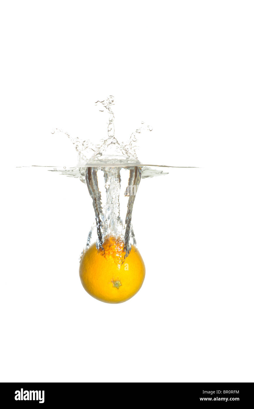 Un arancione schizzi in acqua chiara alta sfondo chiave Foto Stock