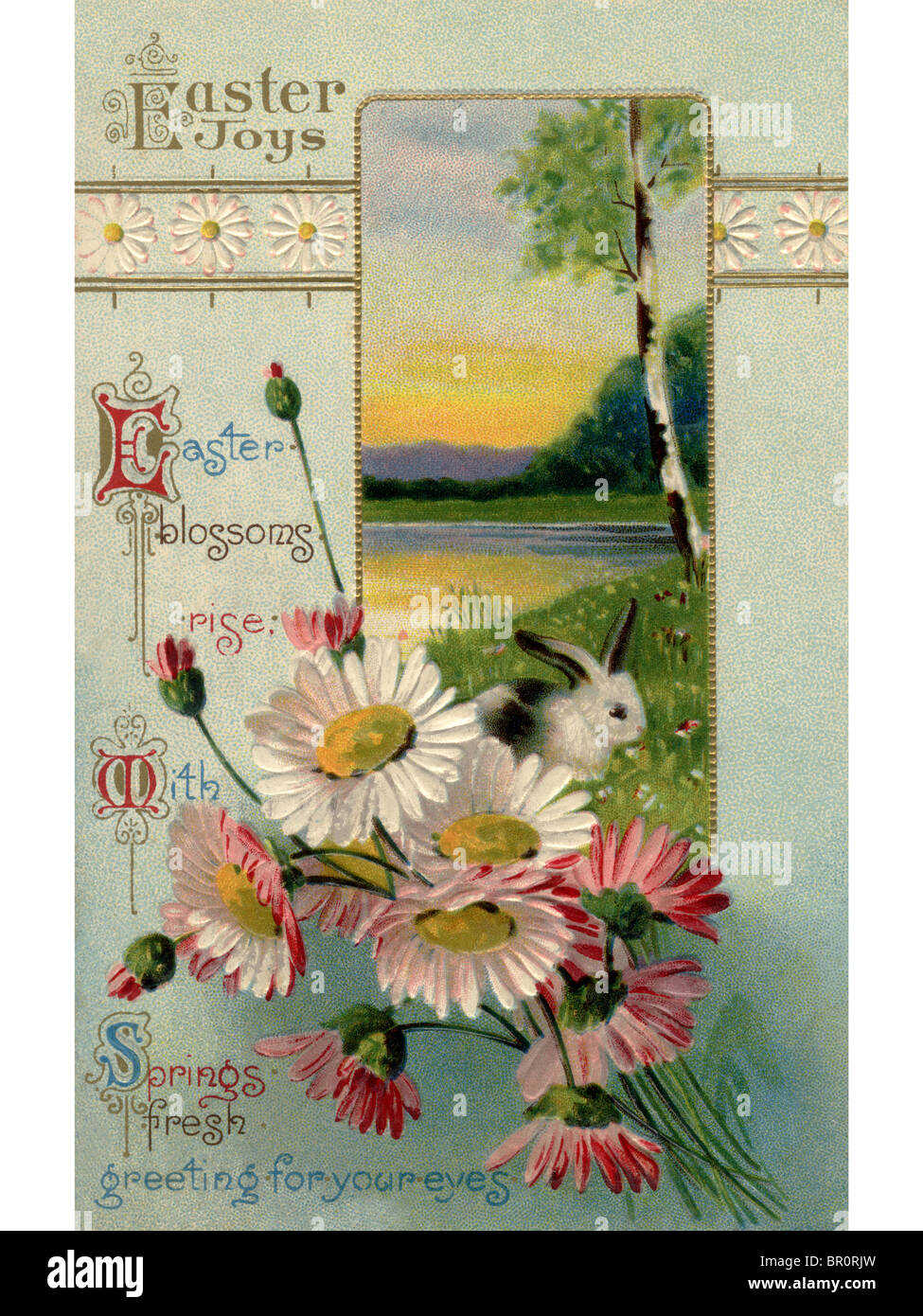Un vintage Pasqua cartolina di un coniglietto in un campo e fiori di  primavera Foto stock - Alamy