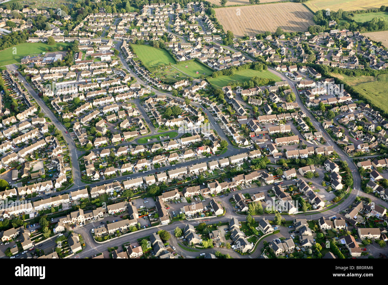Una vista aerea della proprietà immobiliare di Chesterton alla periferia della città Cotswold di Cirencester, Gloucestershire Regno Unito dal NW Foto Stock