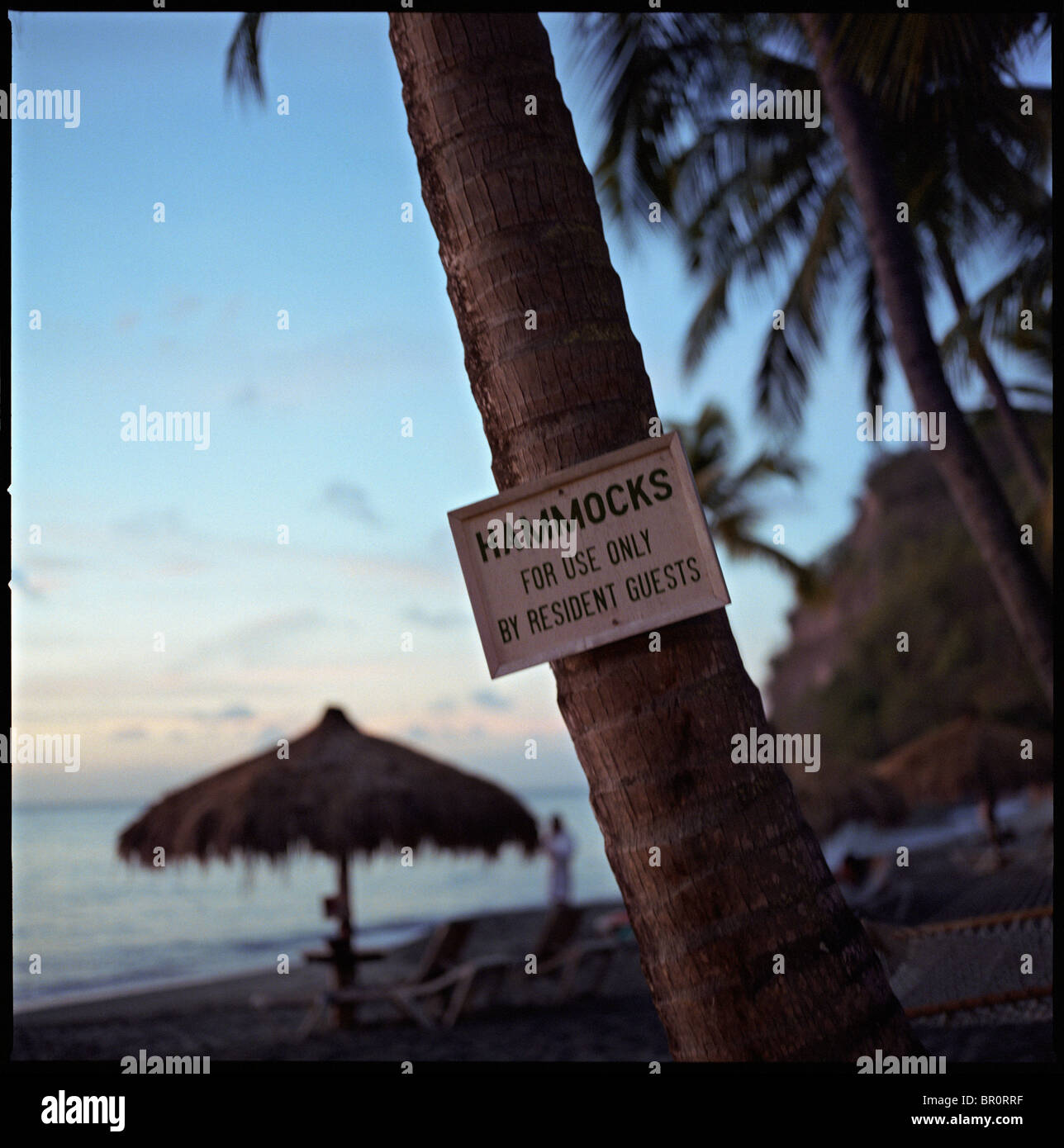 Un segnale di avvertimento vieta di non pagare ai visitatori di utilizzare le amache su una spiaggia di Saint Lucia Foto Stock