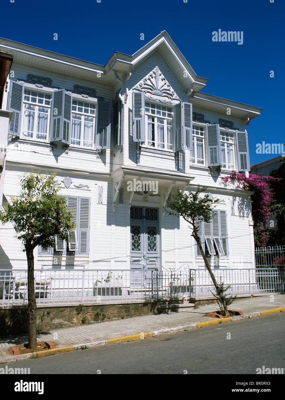 Tradizionale bianco staccato casa Turca con persiane azzurre Foto Stock