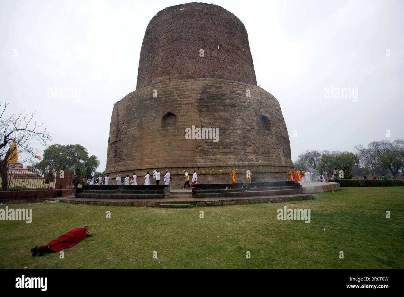 Adoratori di andare intorno al Dhamekh stupa buddisti a Sarnath, Bihar, in India. Foto Stock