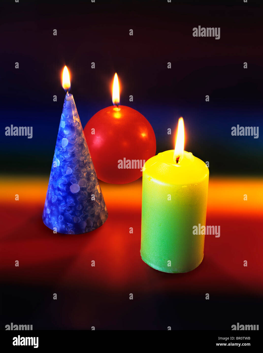 Tre candele profumate di masterizzazione. (Che illustra esempi di geometria solida: cono, sfera e cilindro.) Foto Stock