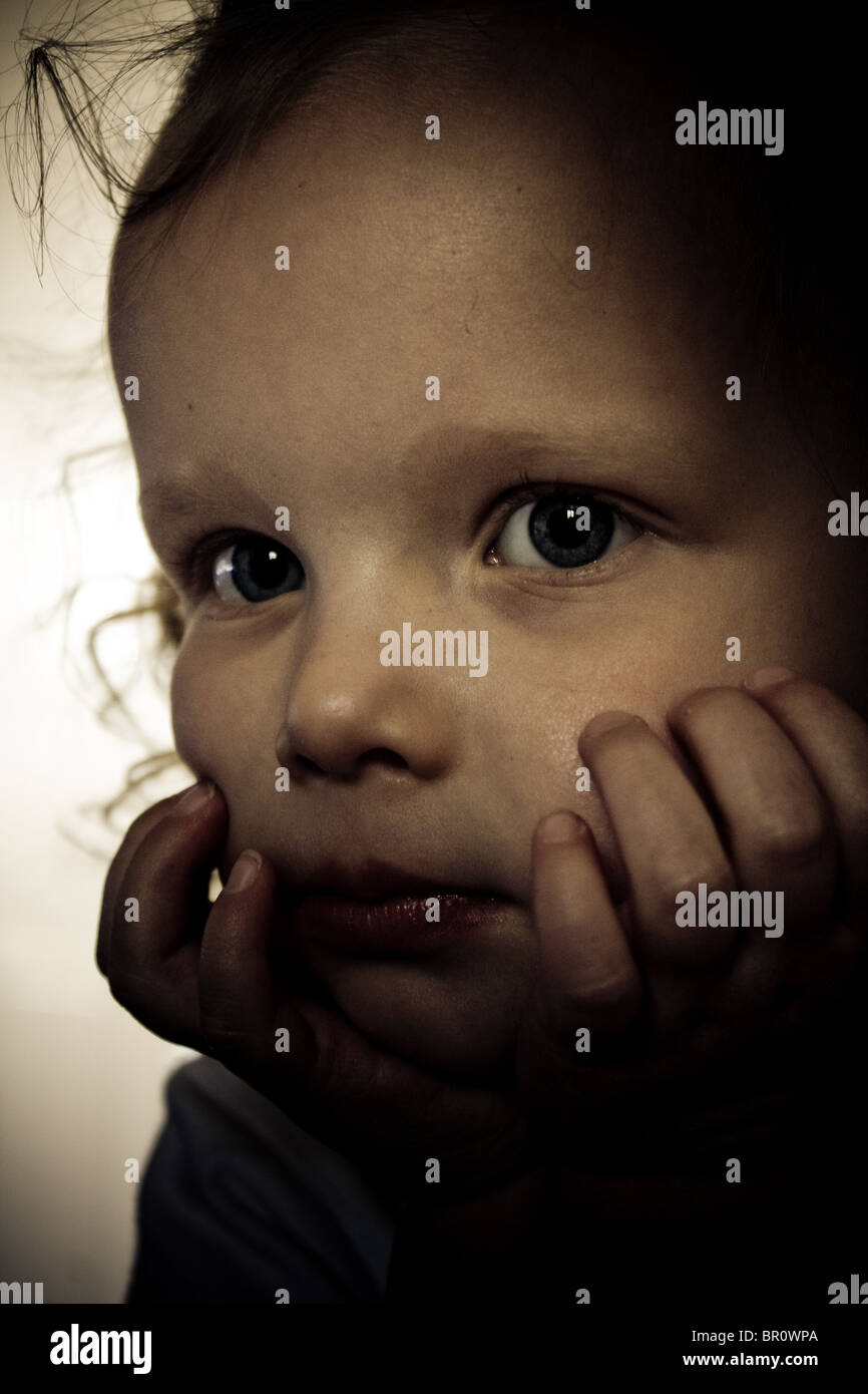 Moody ritratto di pensiero bambino nello spazio Foto Stock