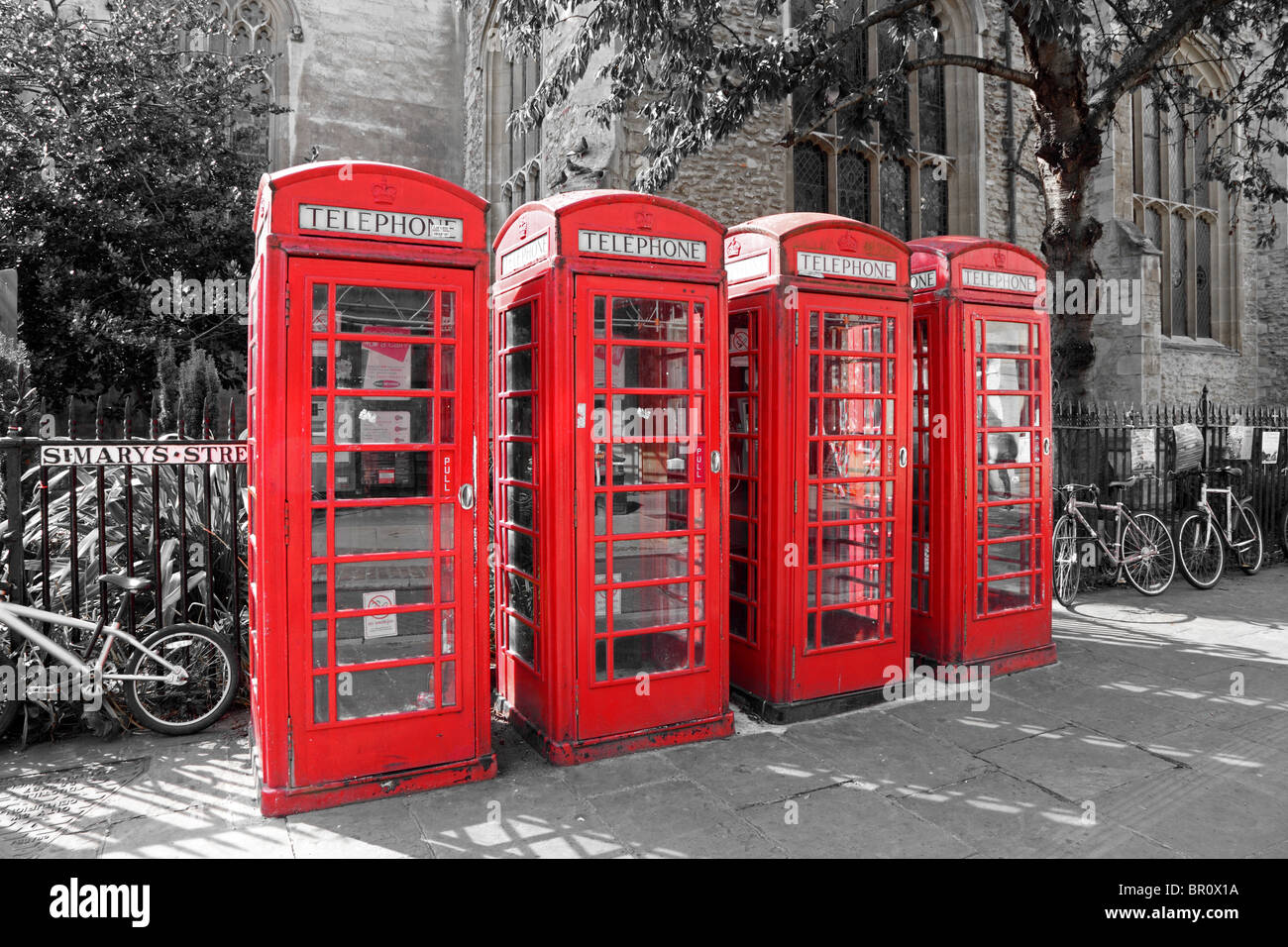 Mono colore di quattro cabine telefoniche Cambridge Inghilterra England Foto Stock