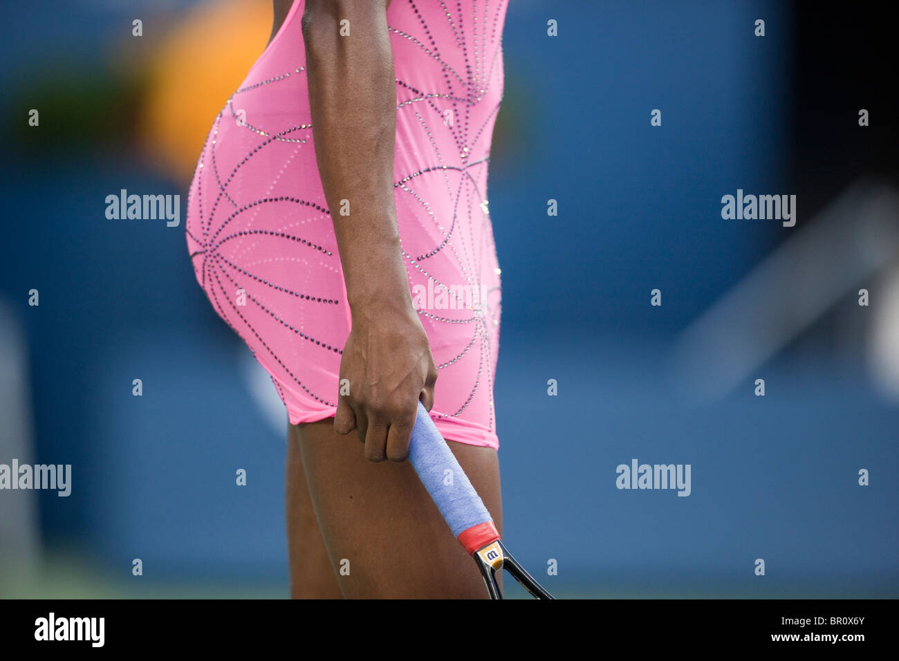 Venus Williams (USA) competono al 2010 US Open Tennis indossa un abito qui di propria creazione. Foto Stock