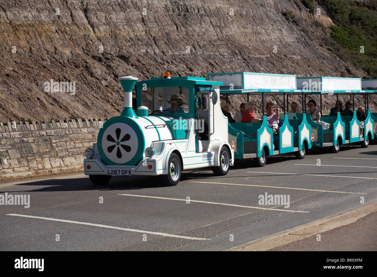 Tutti a bordo del Bournemouth landtrain andando tra Bournemouth e Boscombe piloni Foto Stock