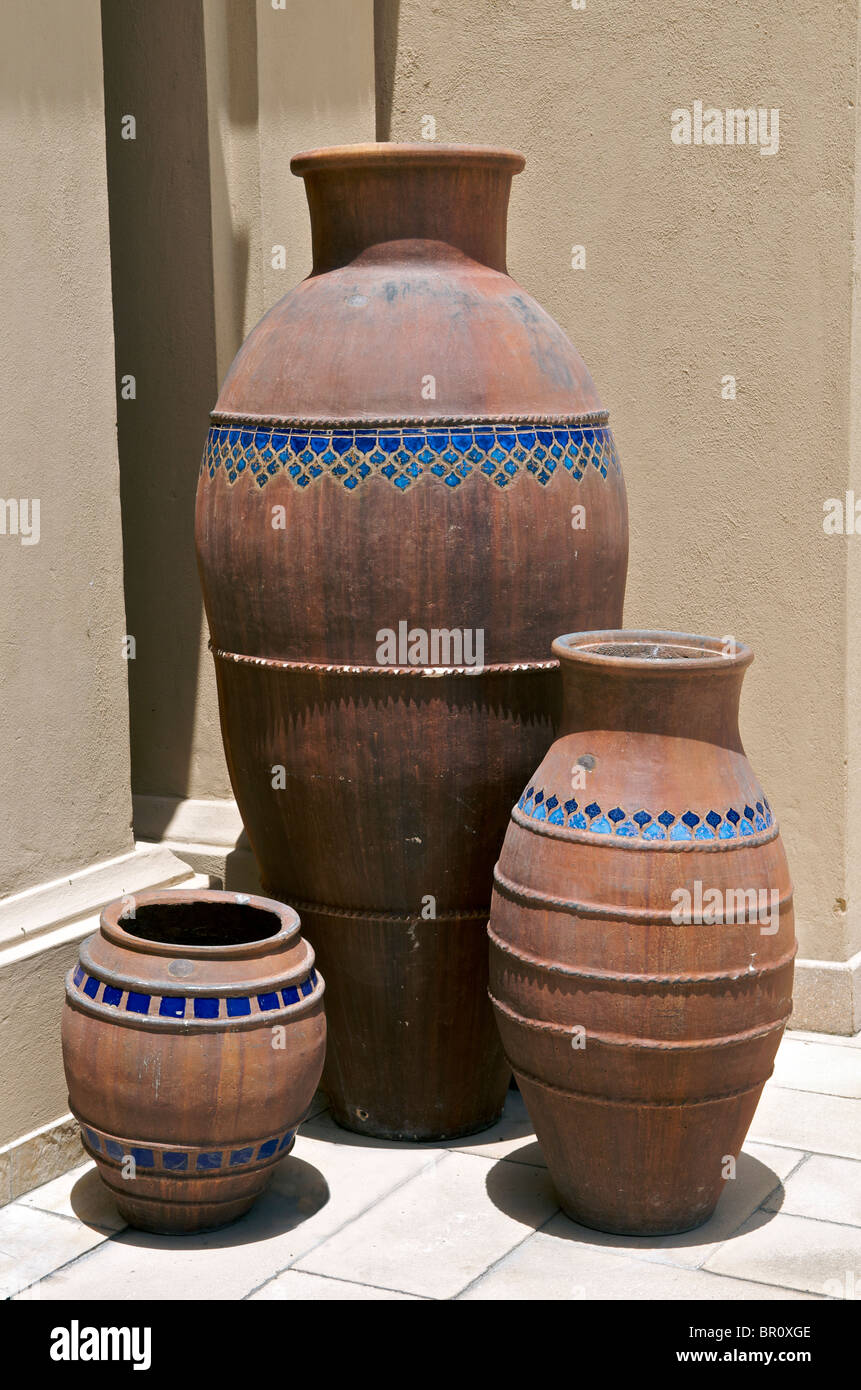 Tre vasi di terracotta di argilla del Medio Oriente Dubai Emirati Arabi Uniti Foto Stock