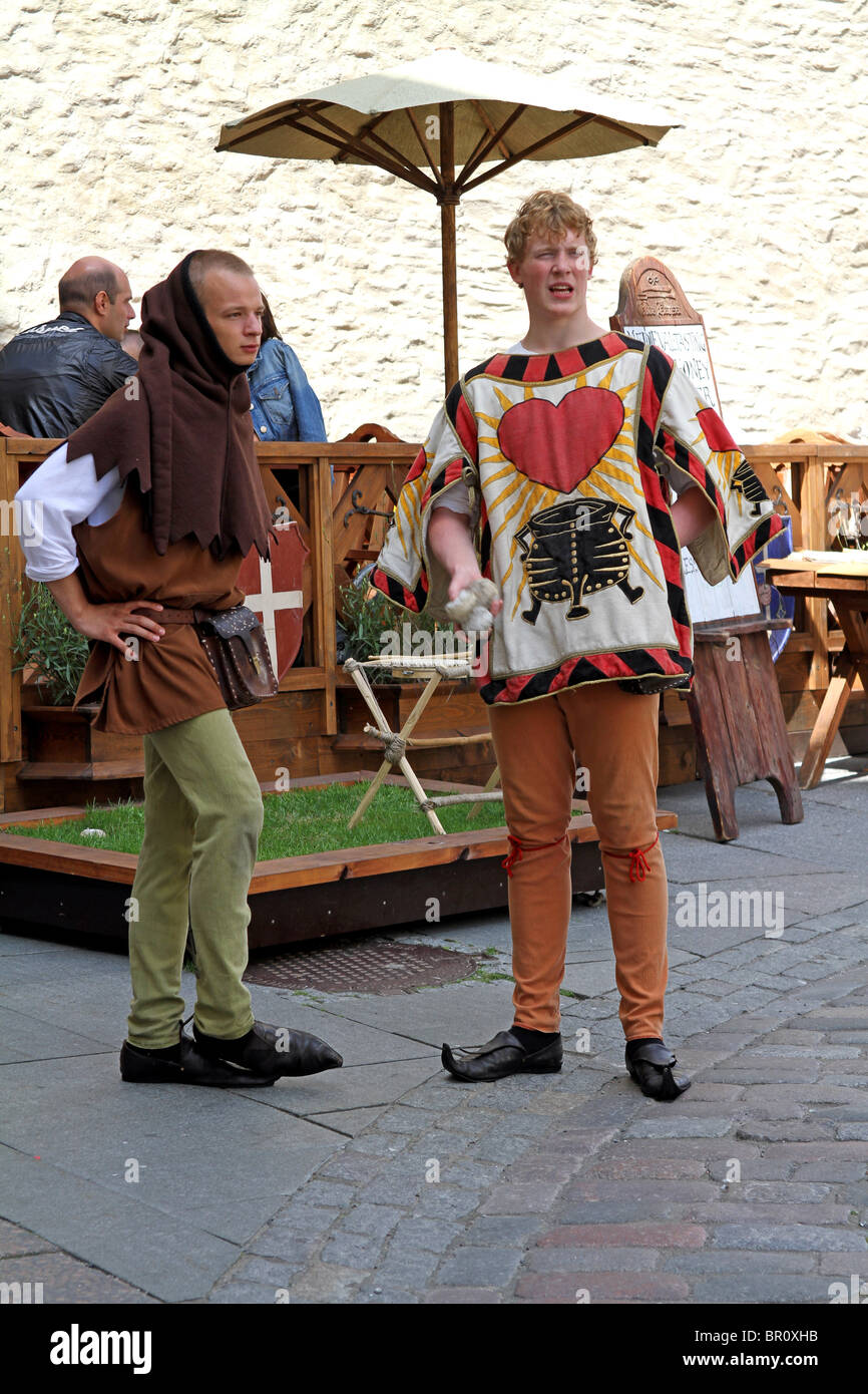 Ragazzi vestito in costume medievale per i turisti a Tallinn in Estonia Foto Stock