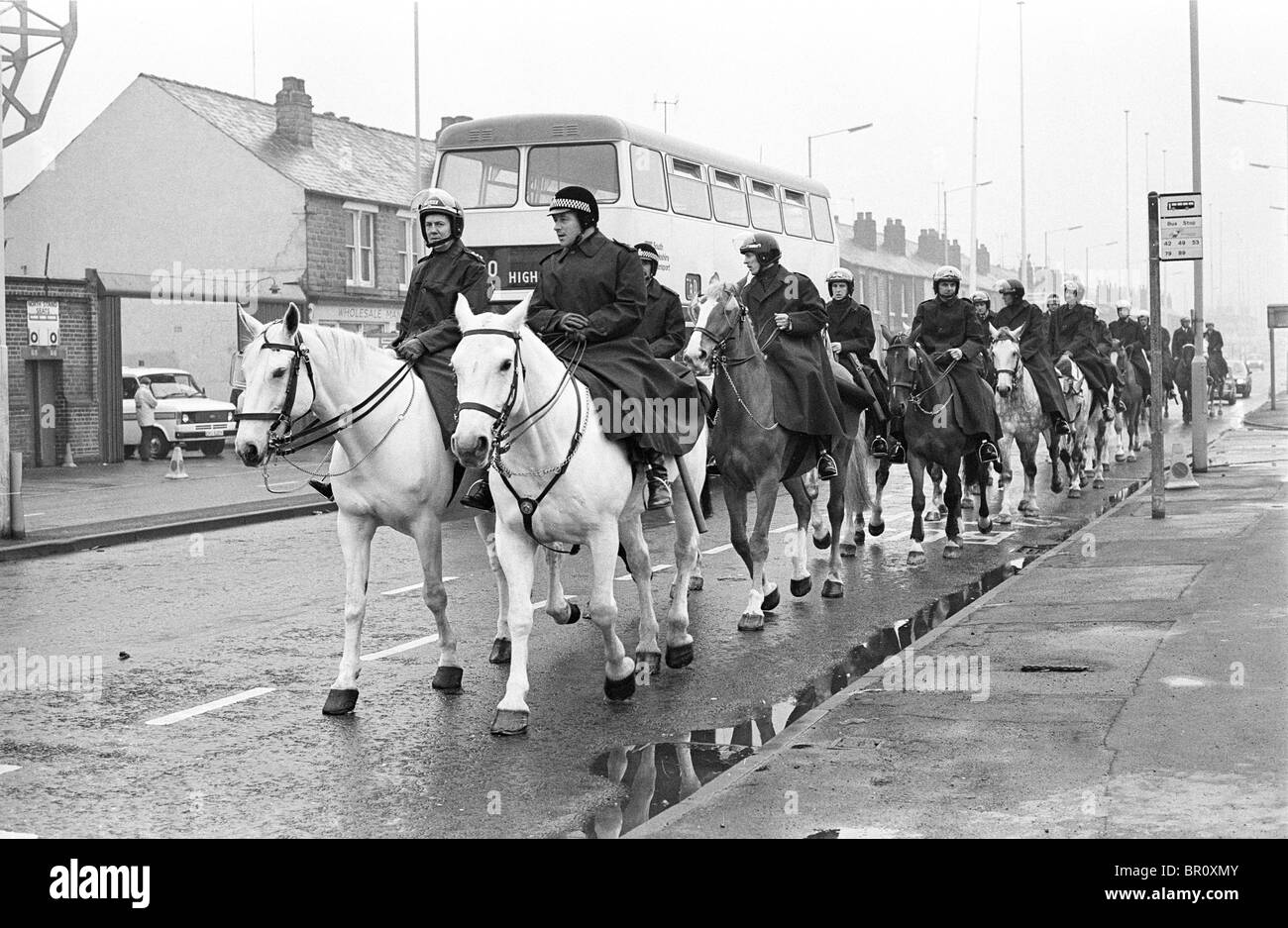 Gli agenti di polizia a cavallo su Penistone Road arrivano per la semifinale di fa Cup a Hillsborough a Sheffield per la semifinale di fa Cup tra Tottenham Hotspur e Wolverhampton Wanderers, Inghilterra Gran Bretagna. Foto di DAVID BAGNALL Foto Stock