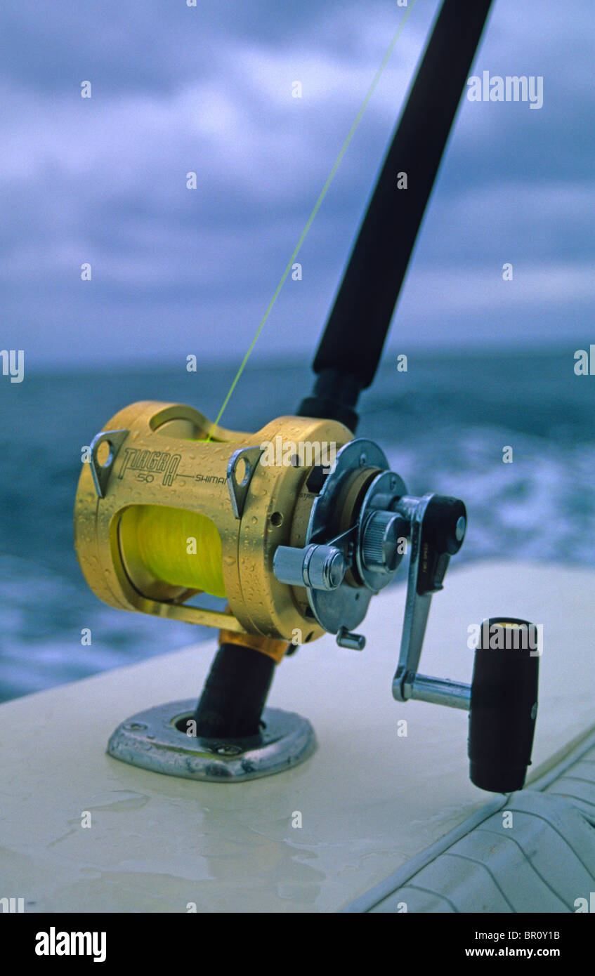 Un trolling asta e bobina montato su una barca da pesca off atollo di Midway, Hawaii. Foto Stock