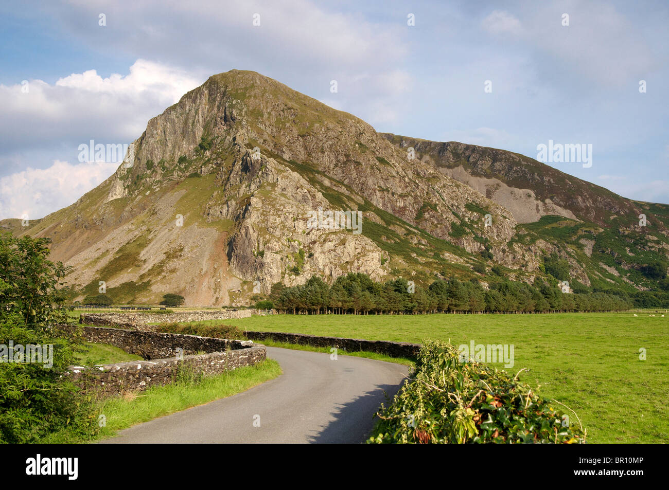 'Craig yr Aderyn' o Bird's Rock Dysinni v vicolo vicino Tywyn, Gwynedd in Snowdonia - una navigazione sito di nidificazione di cormorani Foto Stock