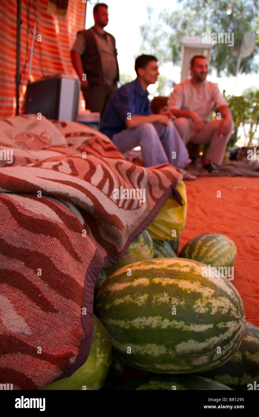 Gli uomini la vendita di acqua di melone alla successiva rotonda come si immette Yarmouk camp palestinese a Damasco Foto Stock