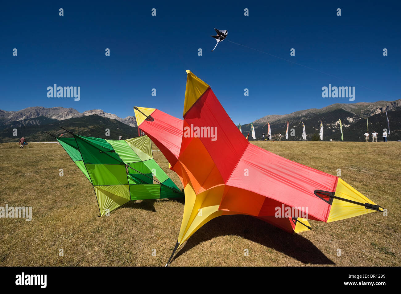 Italia Piemonte Torino Sauze d'Oulx un display di aquiloni in valle di Susa Foto Stock