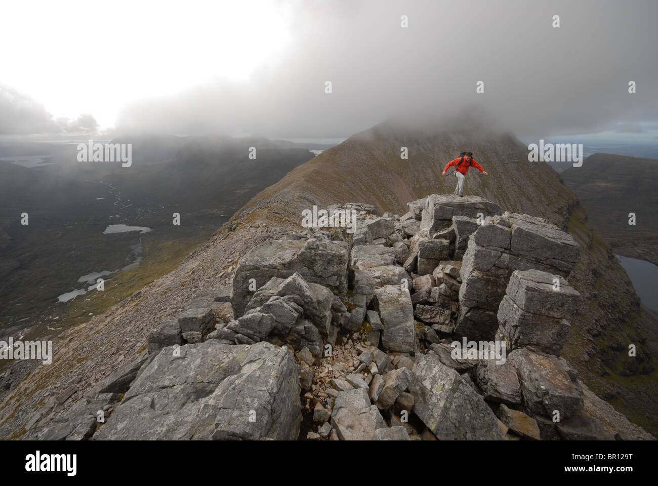 Camminando lungo a tripla sul contrafforte Beinn Eighe, Torridon Riserva Naturale Nazionale, Scozia. Foto Stock