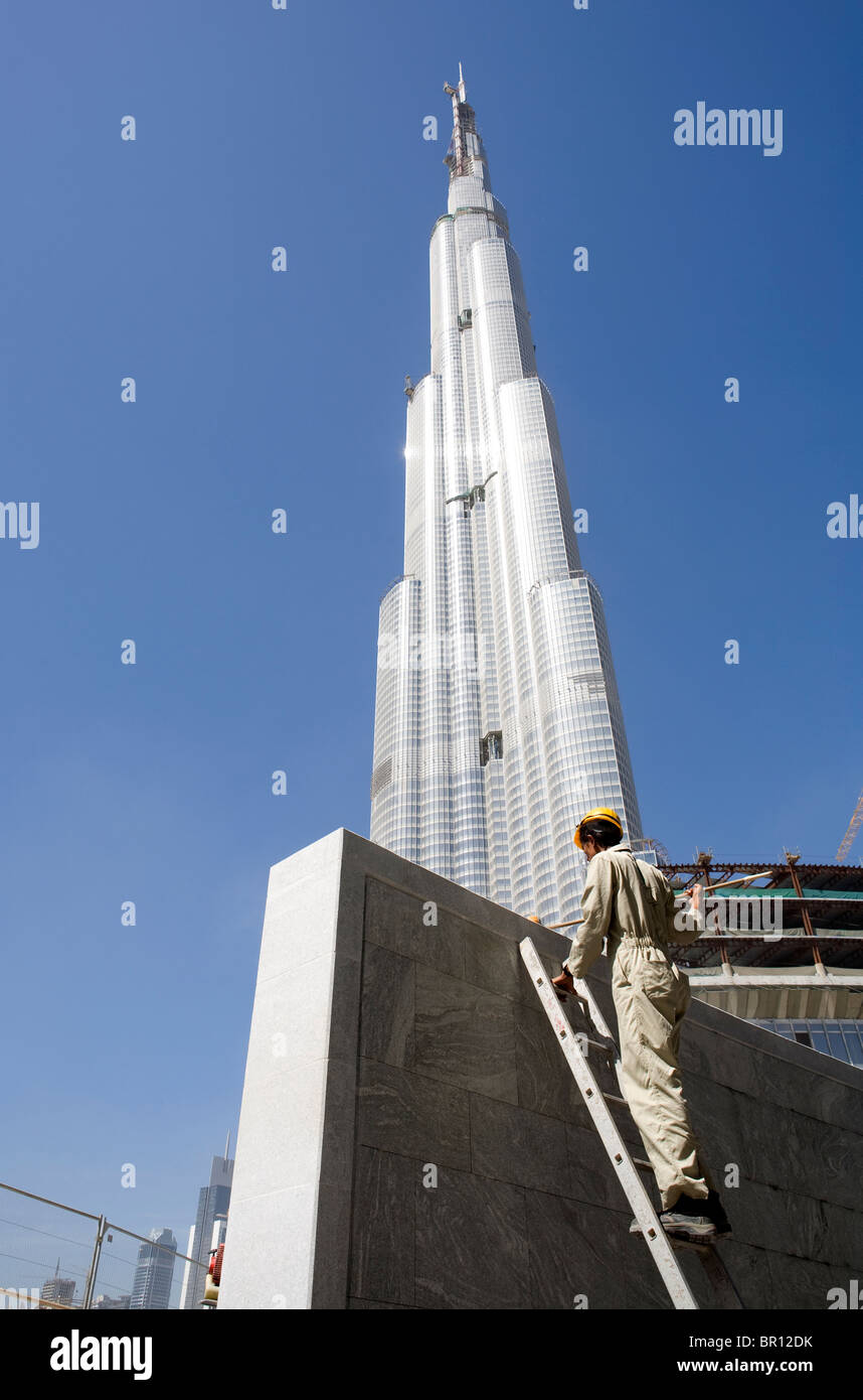 Straniero uomo sta lavorando sul sito di costruzione del Burj Khalifa, il grattacielo più alto del mondo. Foto Stock