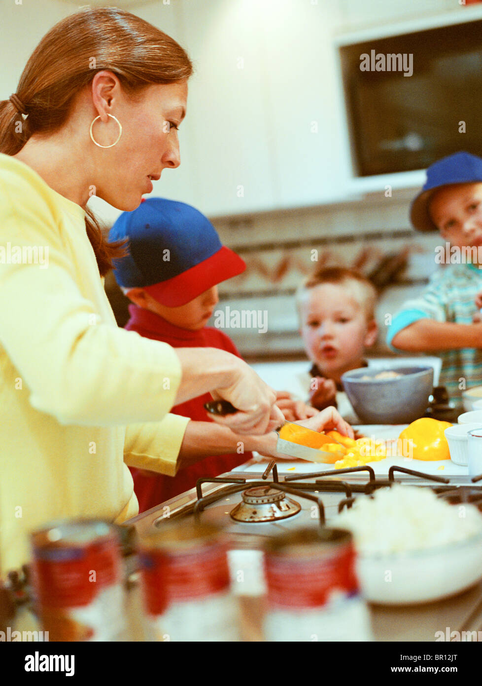 Caucasian madre e figli nella preparazione degli alimenti Foto Stock