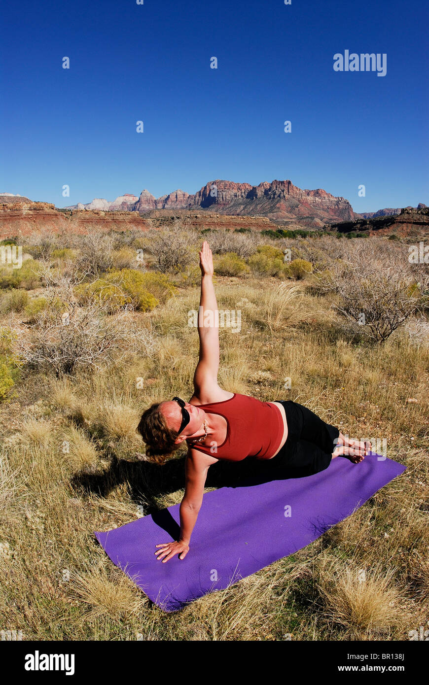 Una donna fare yoga al di fuori in Springdale, Utah. Foto Stock