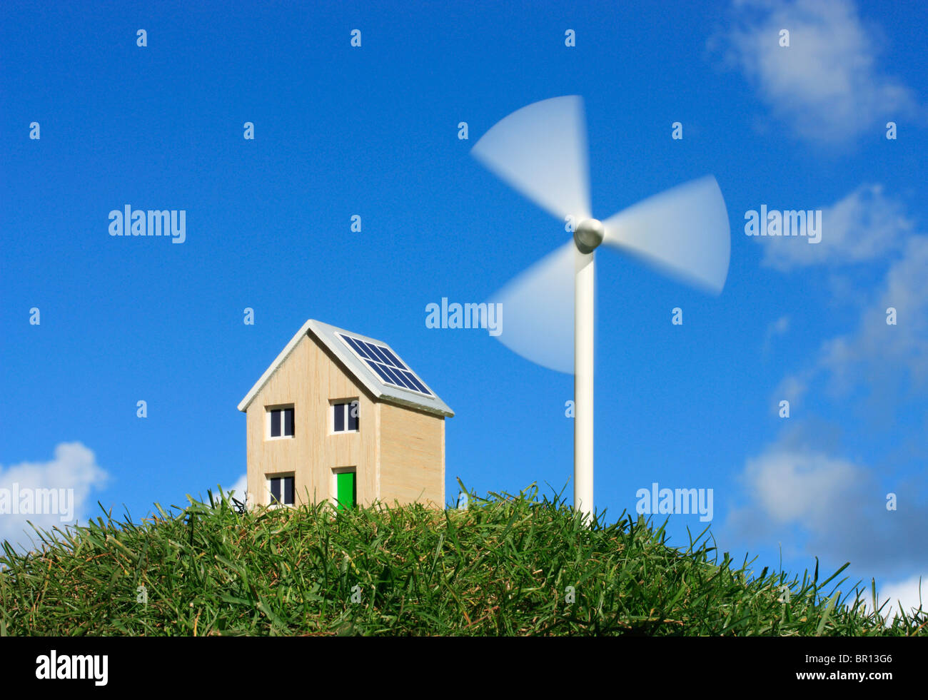 Modello di casa e la turbina eolica Foto Stock