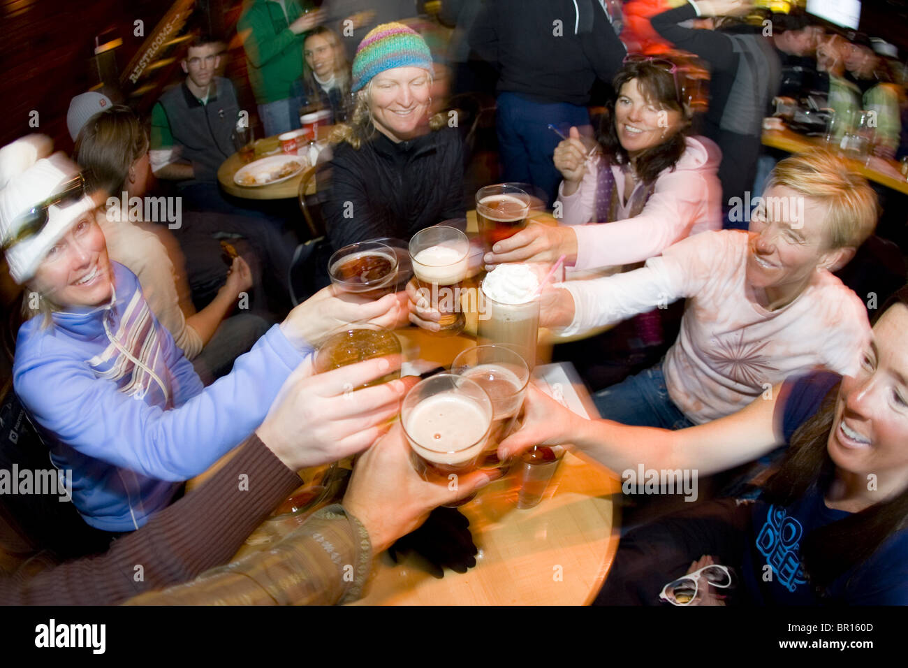 Donne tostare in un bar, Jackson Hole, Wyoming Foto Stock