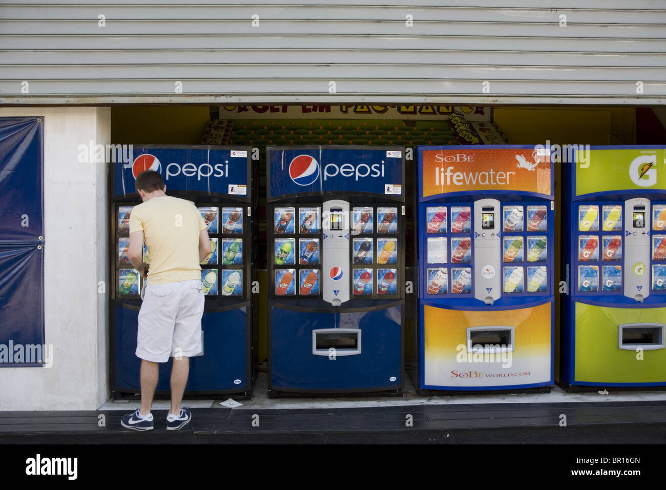 La soda e altri prodotti alimentari distributori automatici sono le grandi imprese a destinazioni di svago come Coney Island, Brooklyn, New York. Foto Stock