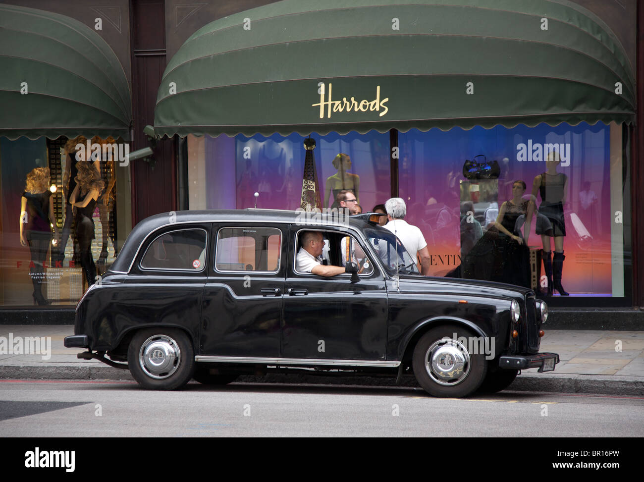 Taxi in attesa fuori i grandi magazzini Harrods, Londra Foto Stock