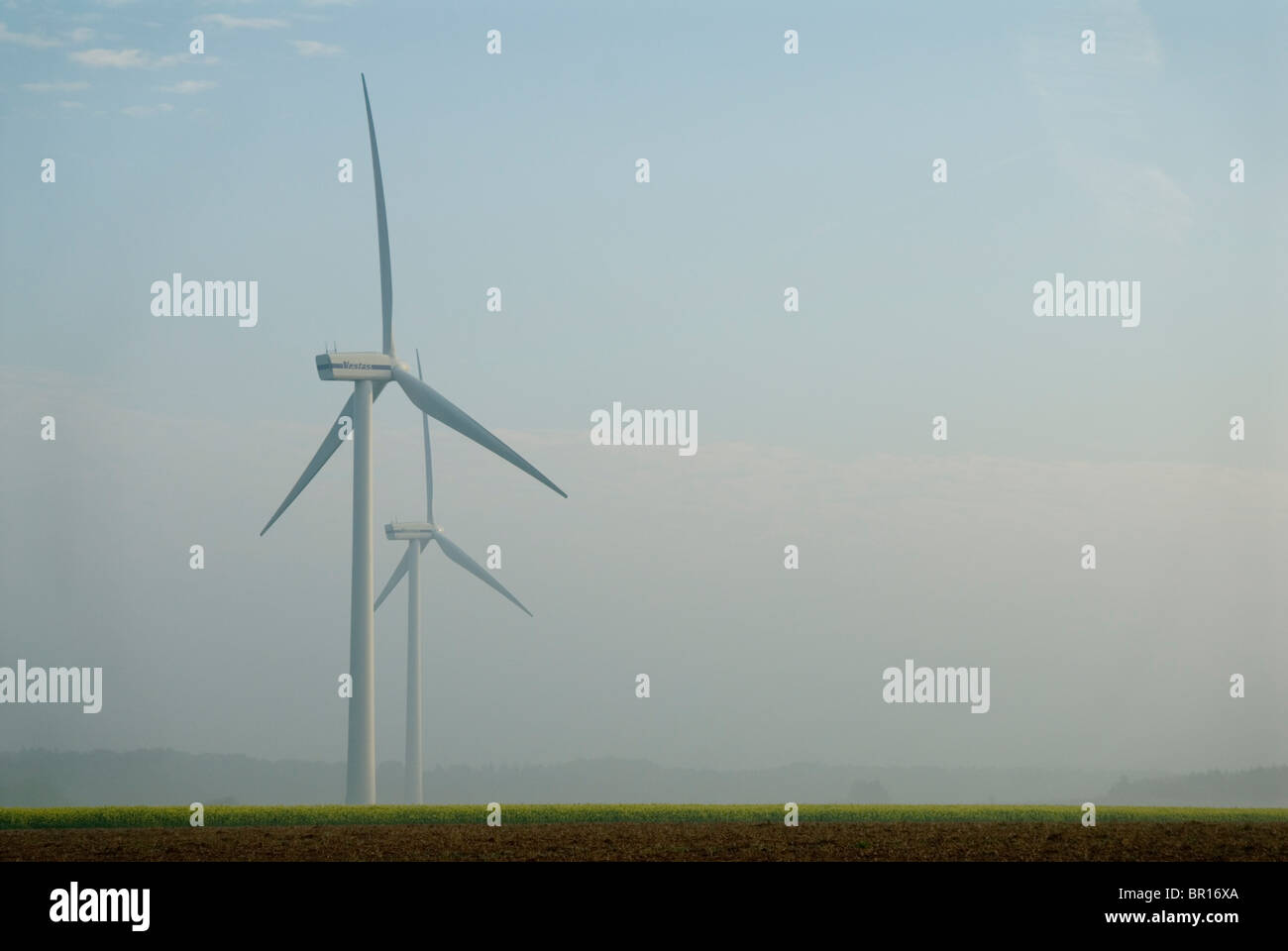 Le turbine eoliche in un piccolo parco eolico in Germania settentrionale, a sud della città di Amburgo in stato della Bassa Sassonia. Foto Stock