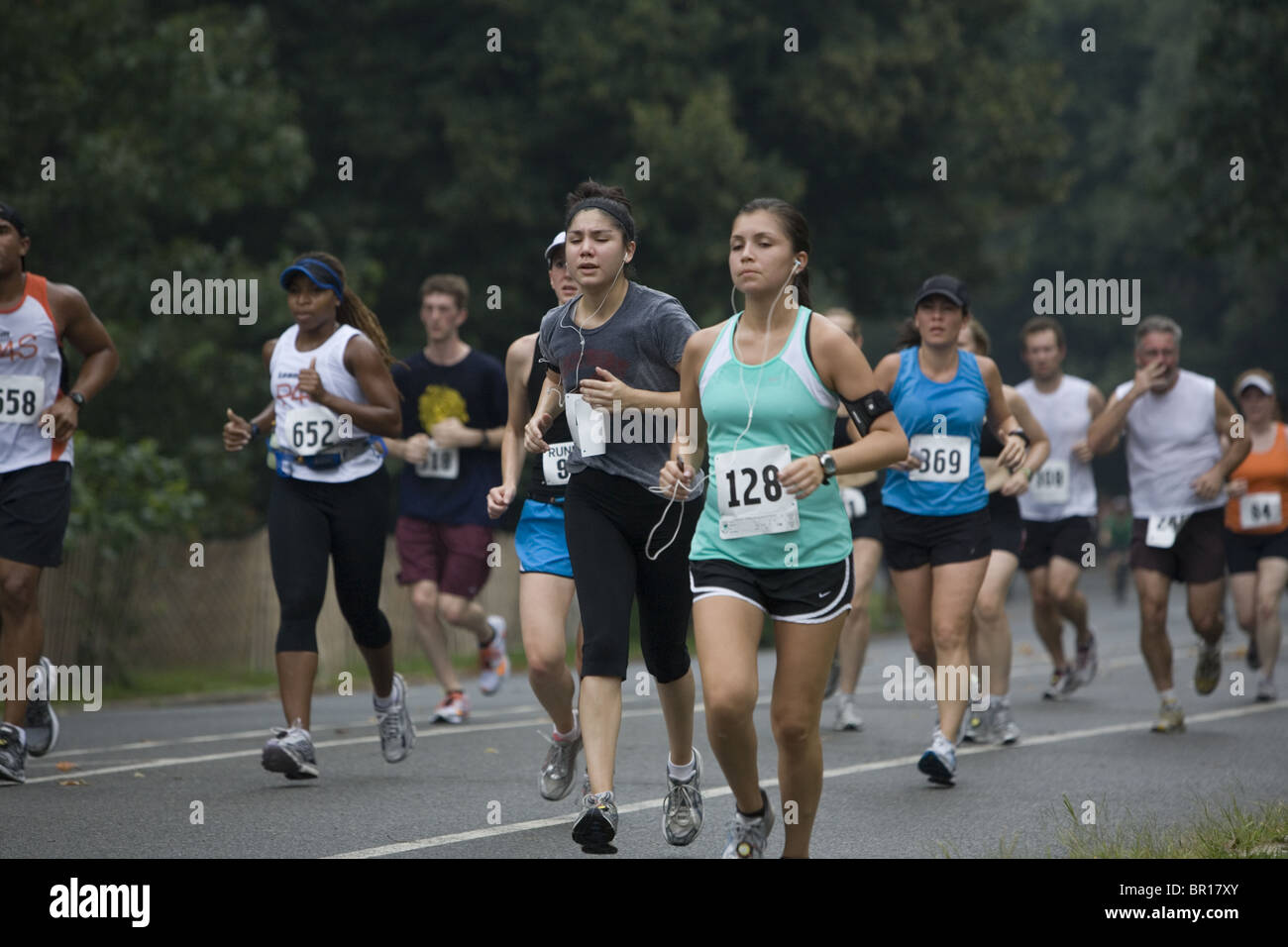 I corridori partecipano al Jack Rabbit Battaglia di Brooklyn 10 miler in Prospect Park. Foto Stock