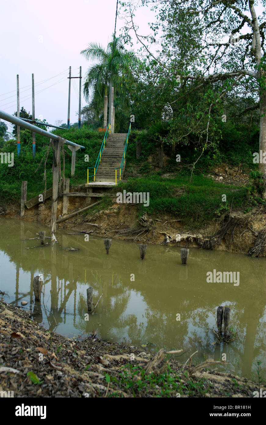 Resti del ponte in rovina al fiume Kelamah, fuori Gemas, Negri Sembilan, distrutto dalle forze australiano nel 1942 Foto Stock