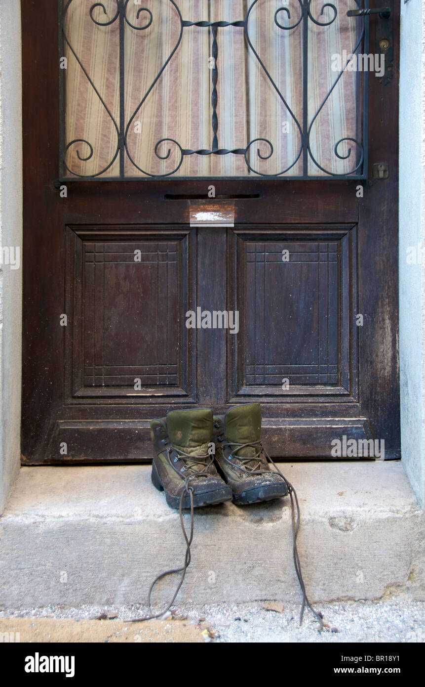 Scarpe sportive nel vano della porta. Foto Stock