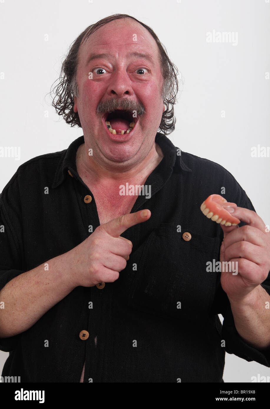 Ritratto di un povero brutto vecchio uomo sorridente con i capelli grassi e di dentiera Foto Stock