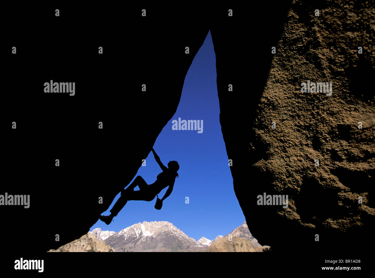 Bouldering e arrampicate su roccia al latticello massi vicino al Vescovo, California (Silhouette). Foto Stock
