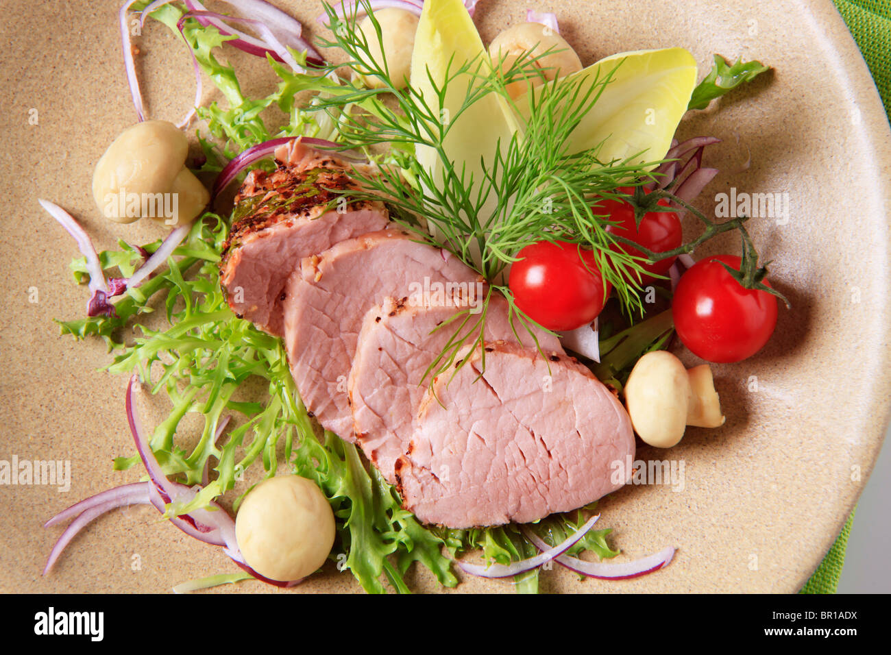 Sottili fette di filetto stagionato e verdure Foto Stock
