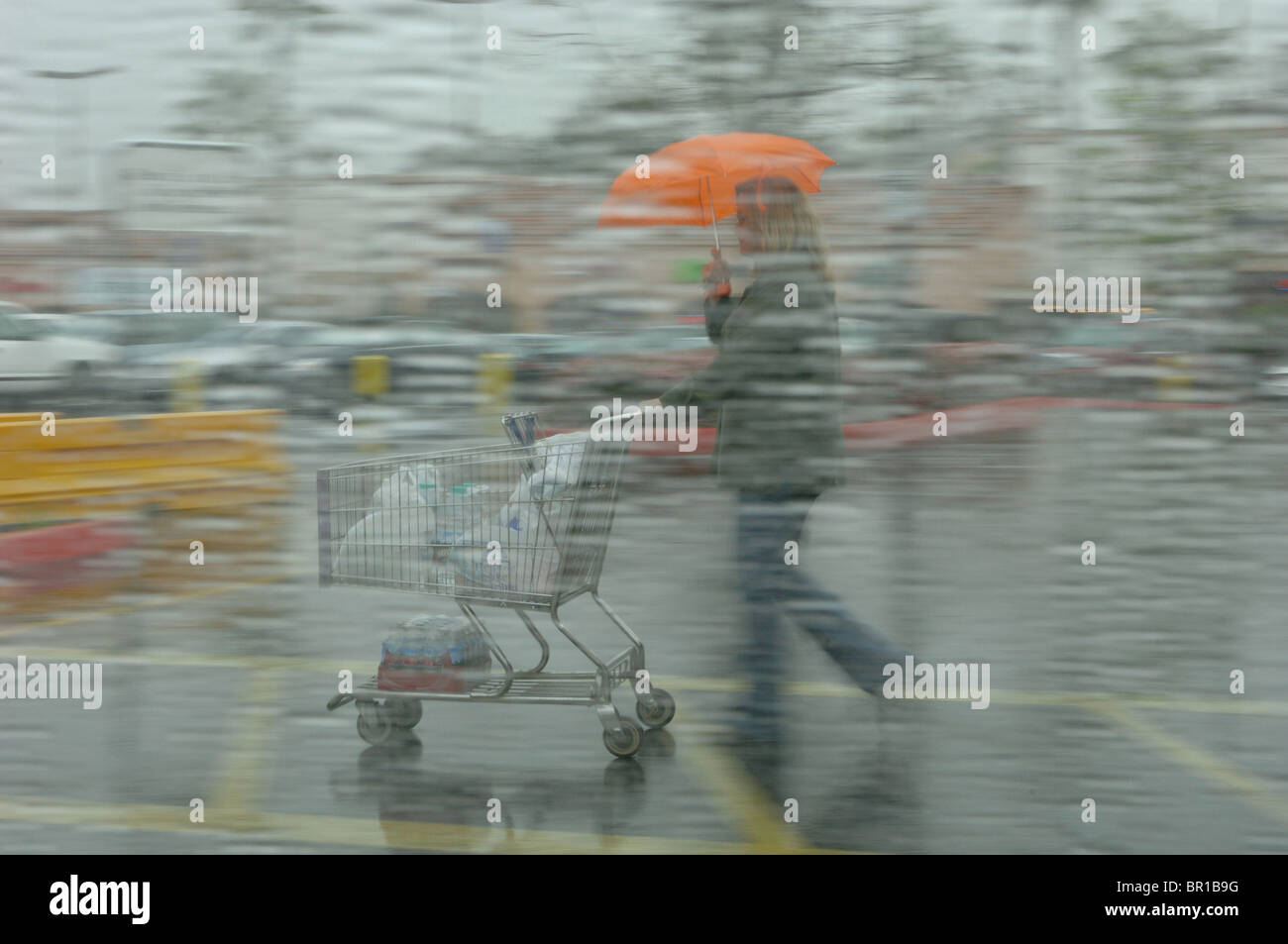 Rainy day shopping Foto Stock