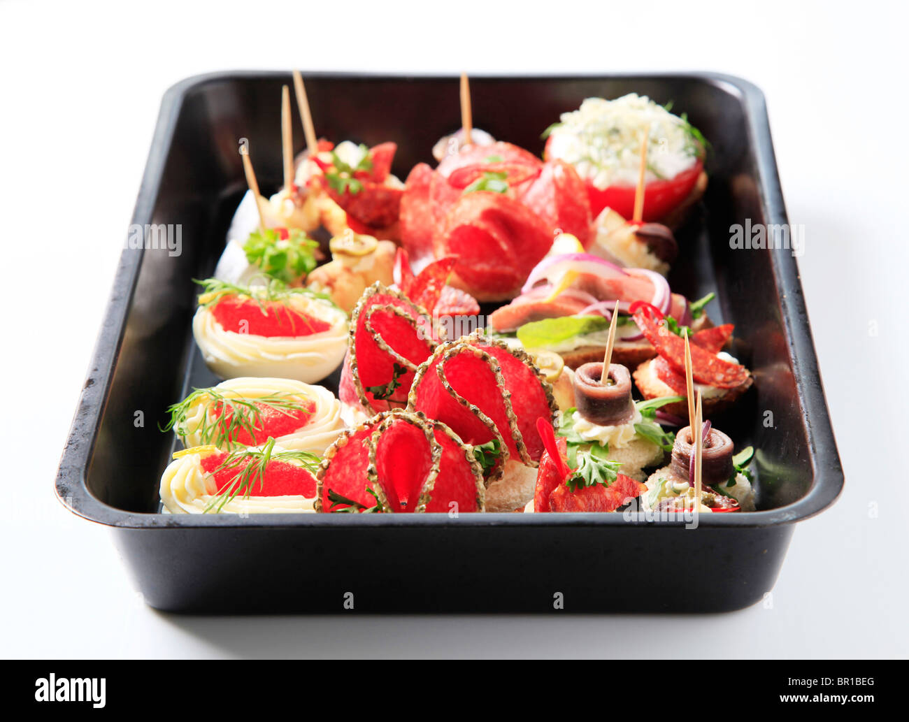 Varietà di antipasti su un vassoio da forno Foto Stock