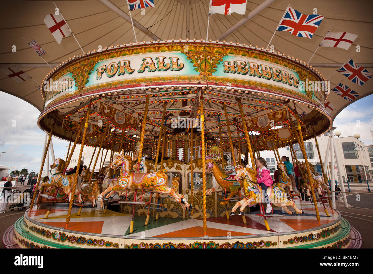 Regno Unito, Inghilterra, Merseyside, Southport, Promenade, Silcock's al galoppo, cavalli, tradizionale Merry Go Round Foto Stock