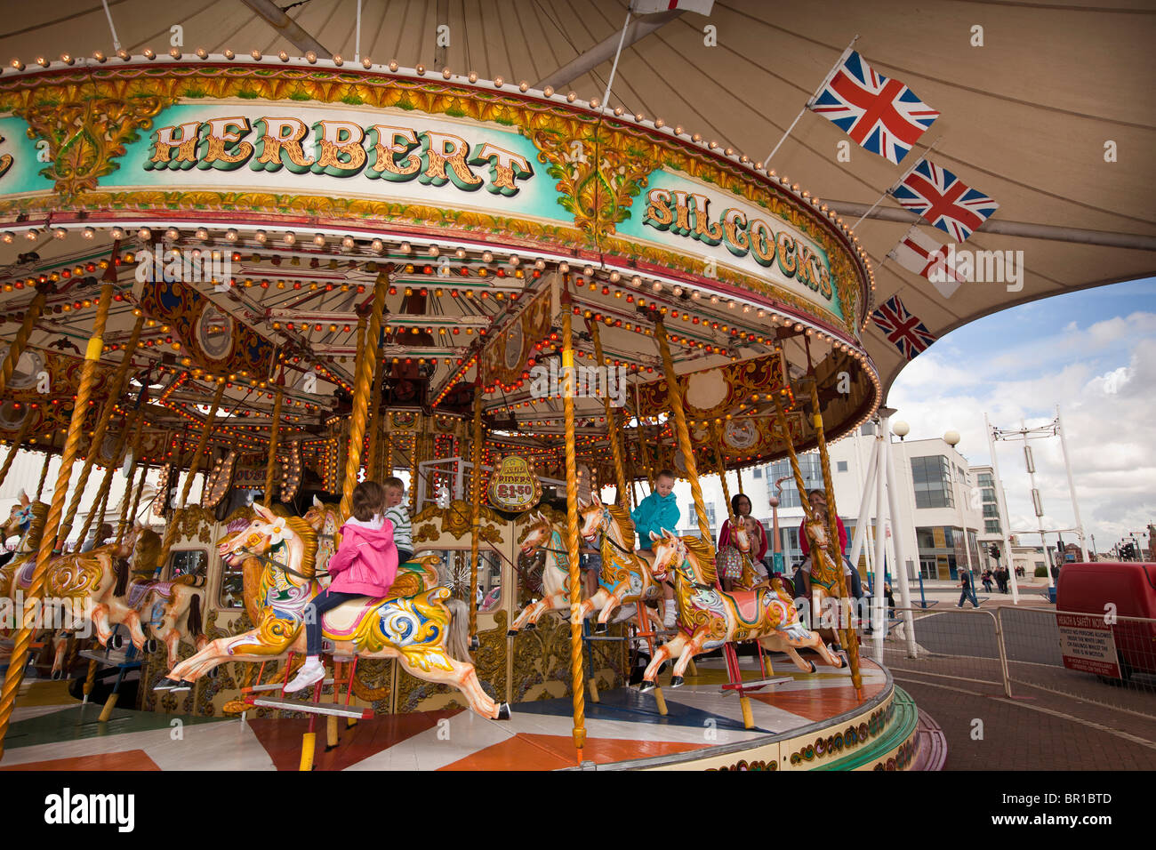Regno Unito, Inghilterra, Merseyside, Southport, Promenade, Silcock's al galoppo, cavalli, tradizionale Merry Go Round Foto Stock