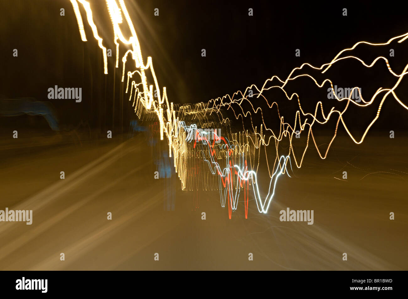 Luci sfocate su una autostrada presi da una vettura in movimento Foto Stock