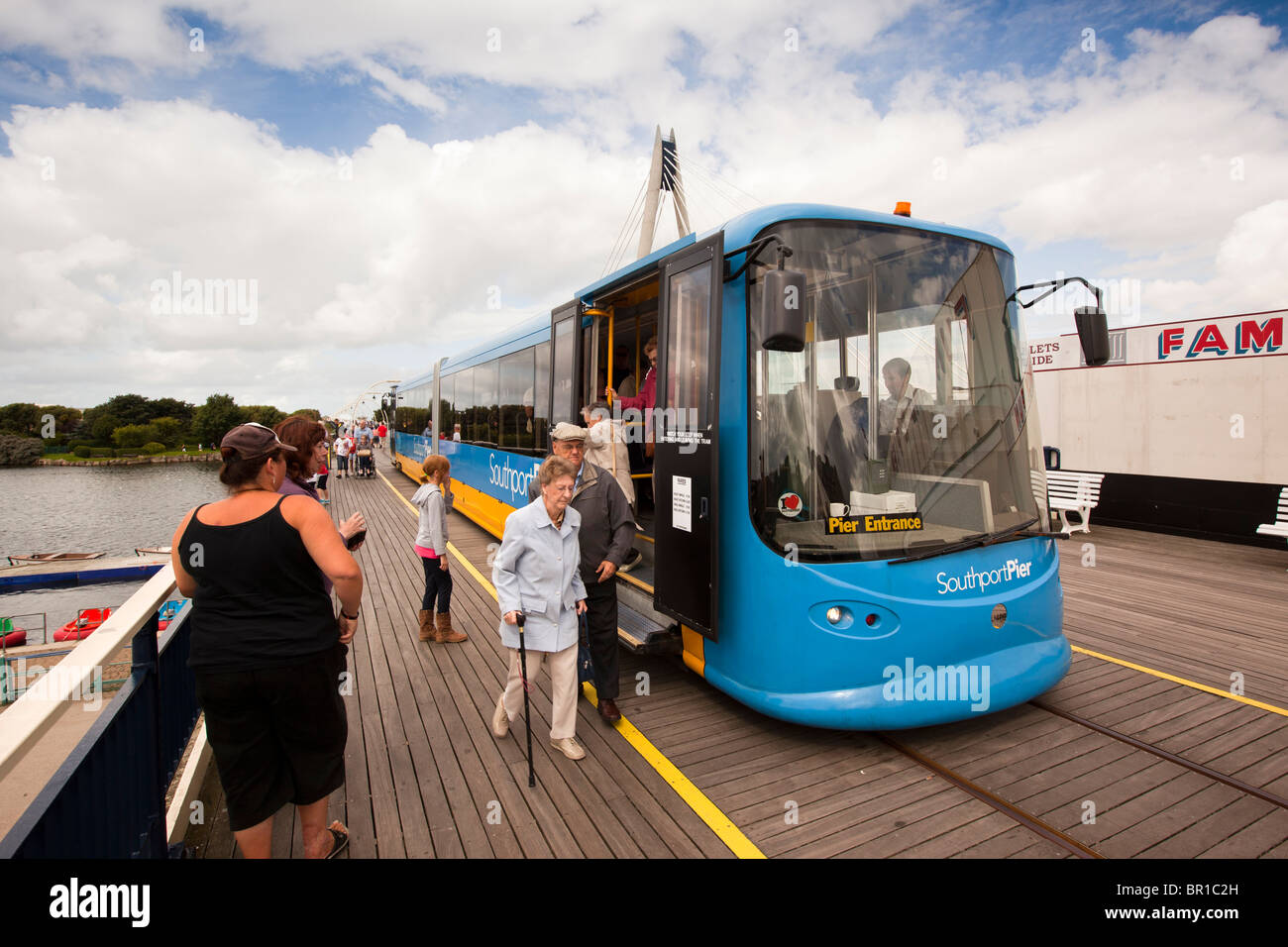 Regno Unito, Inghilterra, Merseyside, Southport, passeggeri sbarco dopo miglio-lungo il molo di tram Foto Stock