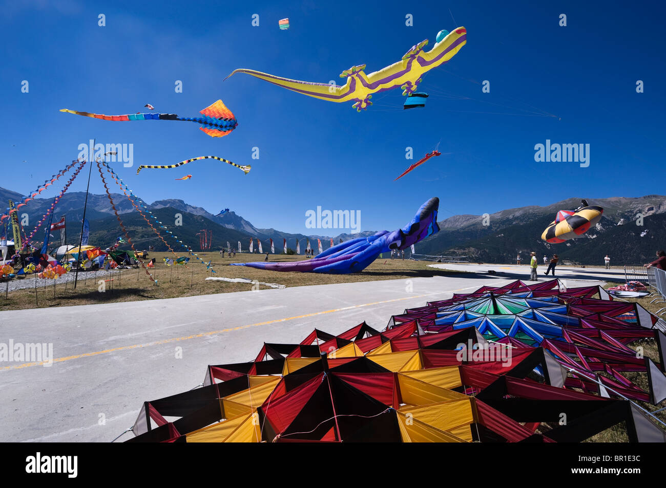 Italia Piemonte Torino Sauze d'Oulx un display di aquiloni in valle di Susa Foto Stock