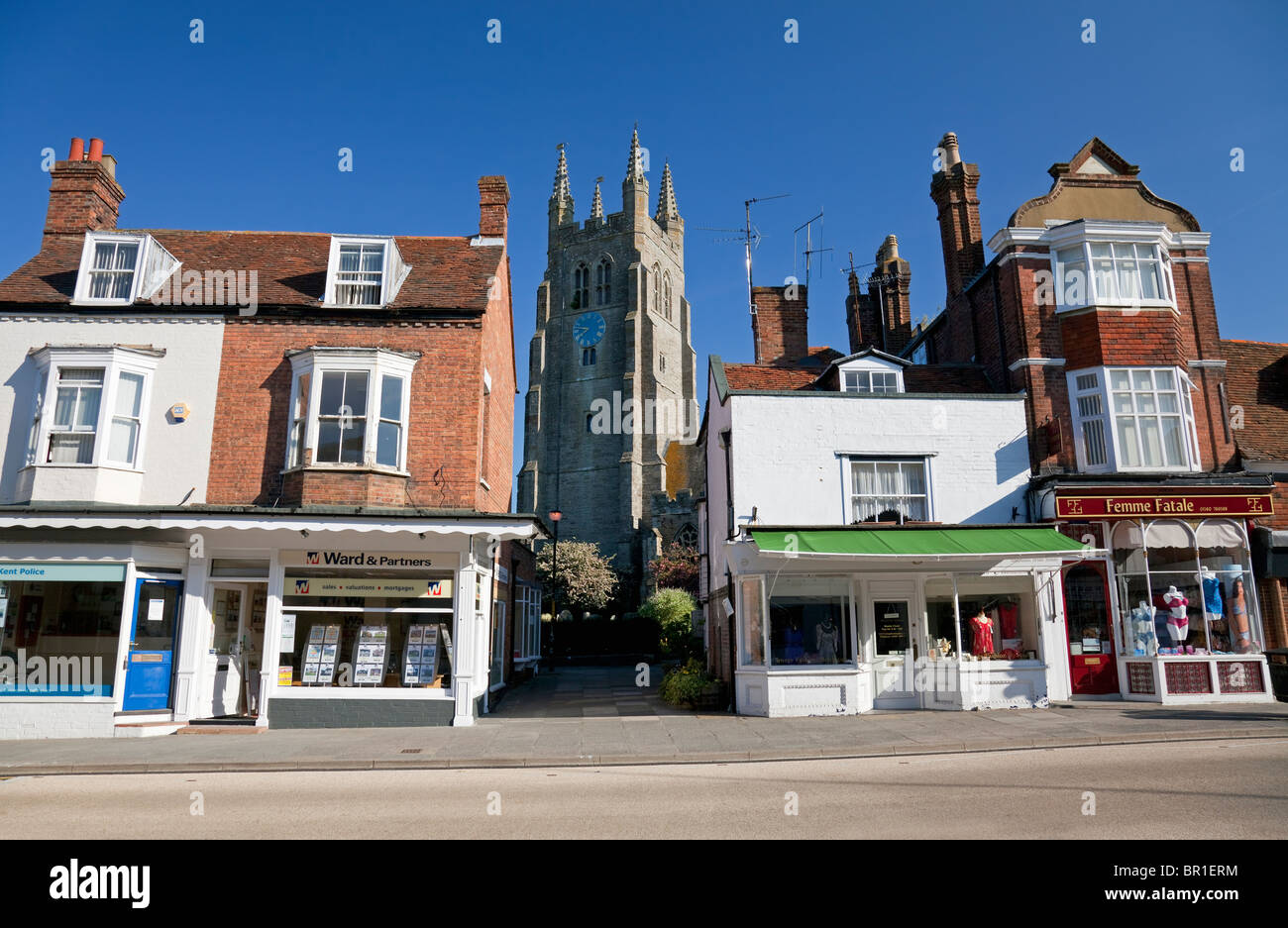 Tenterden High Street con negozi tradizionali e St Mildred's Church, Tenterden, Kent, Inghilterra, Regno Unito Foto Stock