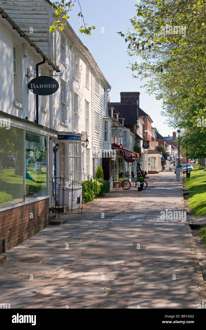 Case e negozi tradizionali su High Street, West Cross, Tenterden, Kent, Inghilterra, Regno Unito Foto Stock
