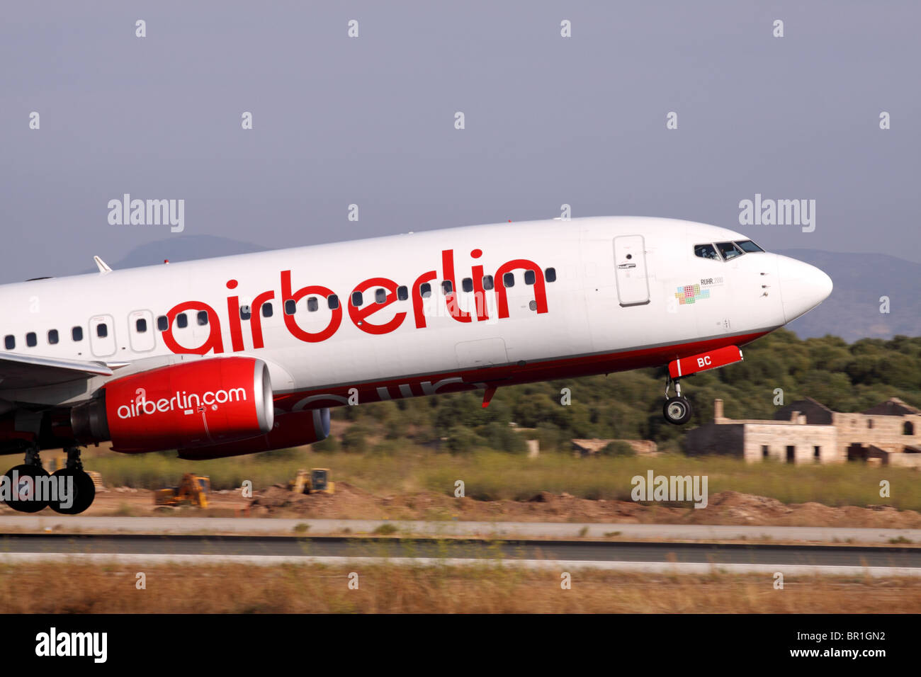 Air Berlin Boeing 737 compagnia aerea aeromobili in fase di decollo partenza dall'aeroporto di Palma Mallorca in 2010 Foto Stock