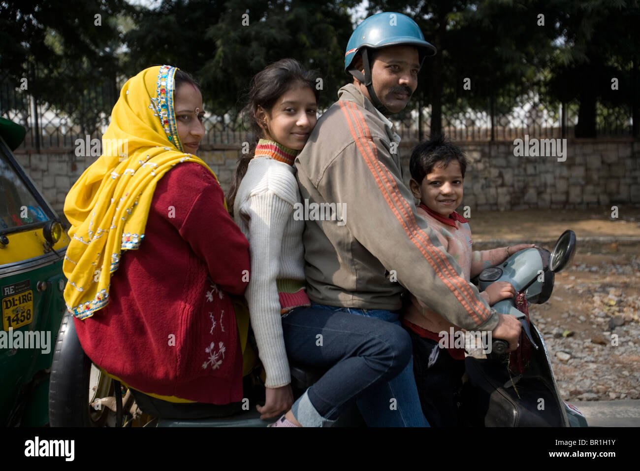 Una intera famiglia su un scooter Bajaj Indian Vespa, New Delhi, Uttar Pradesh, India, Asia. Foto Stock