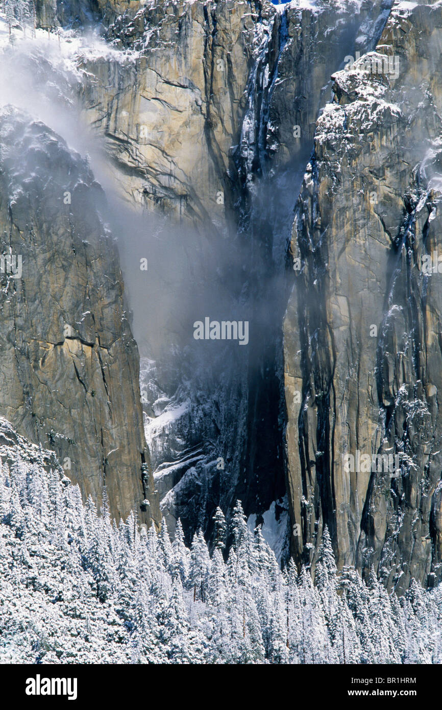 Scogliere innevate a Yosemite, verticale Foto Stock