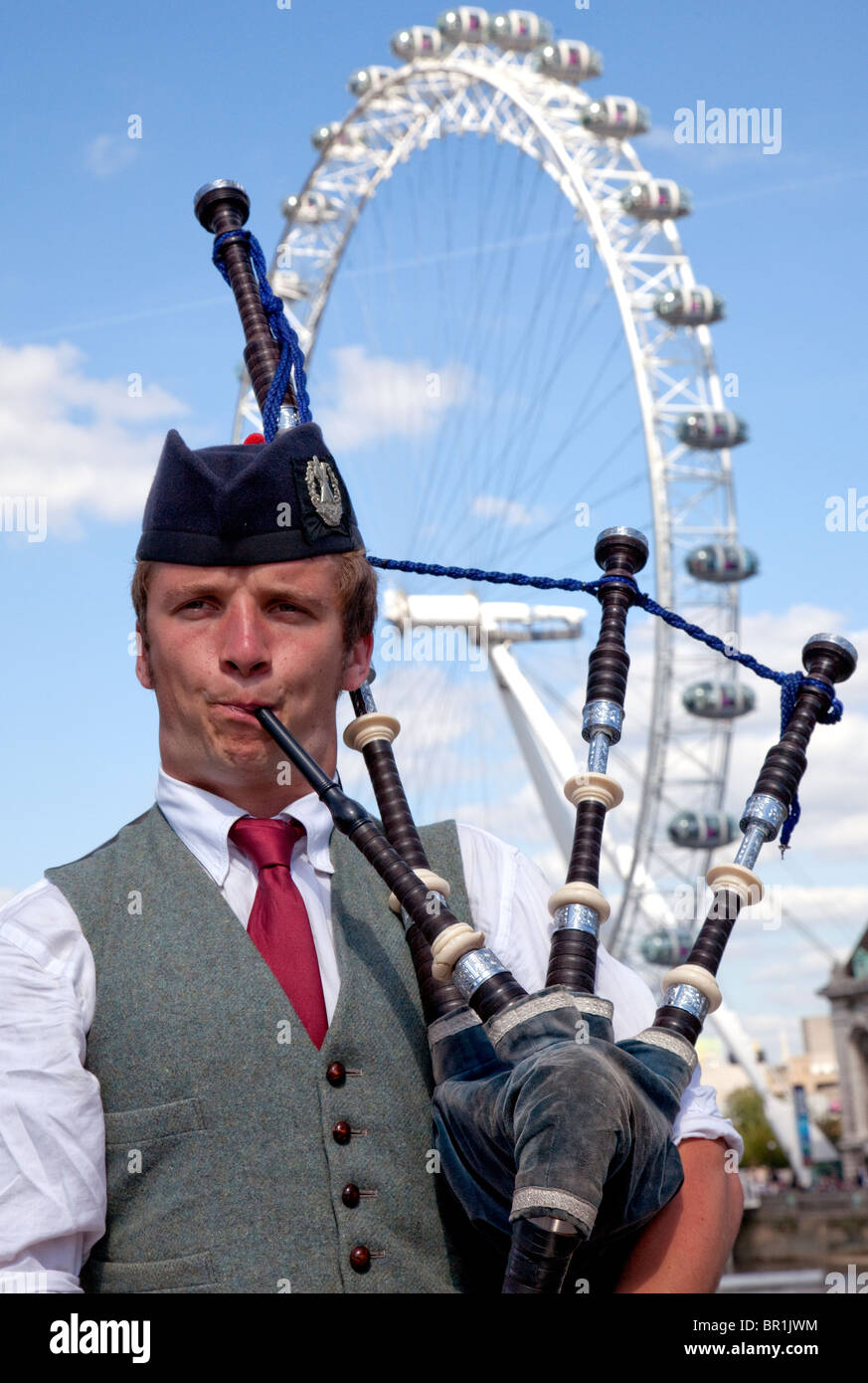 Suonatore ambulante scozzese cornamusa sul Westminster Bridge, Londra Foto Stock