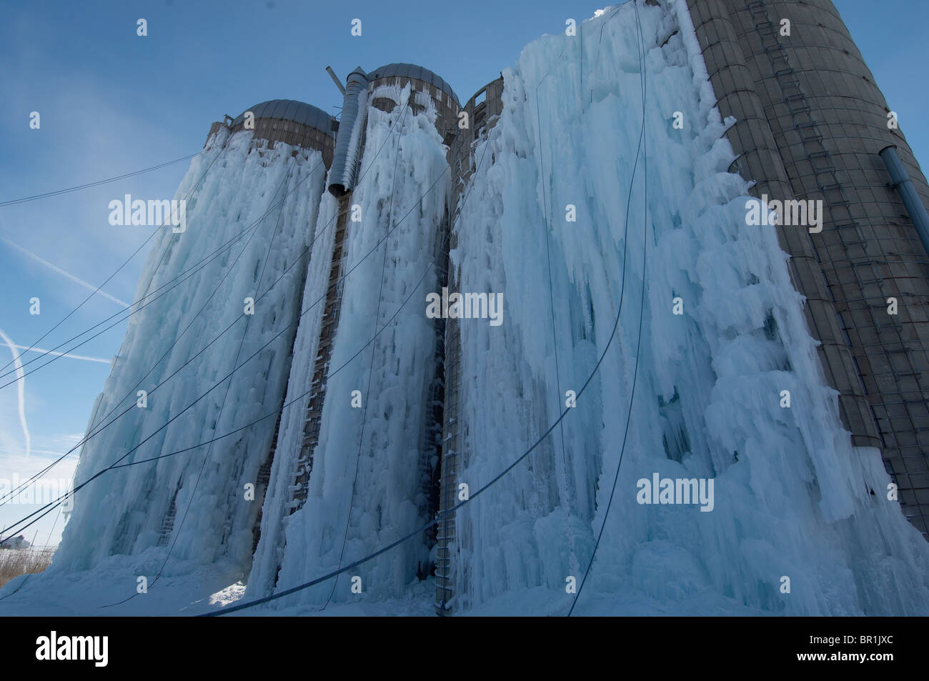 Arrampicata su ghiaccio su sili di fattoria in Iowa Foto Stock