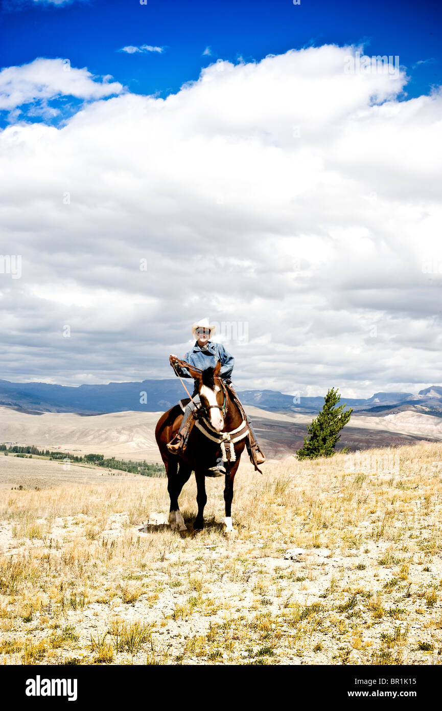 Cowgirl a cavallo. Stile di vita Wyoming Foto Stock